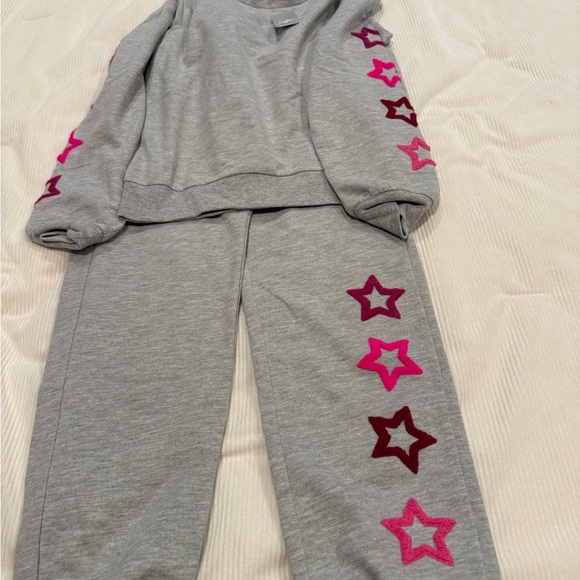 Splendid Gray Sweatshirt and Pants Set with Star Accents - Picture 1 of 2